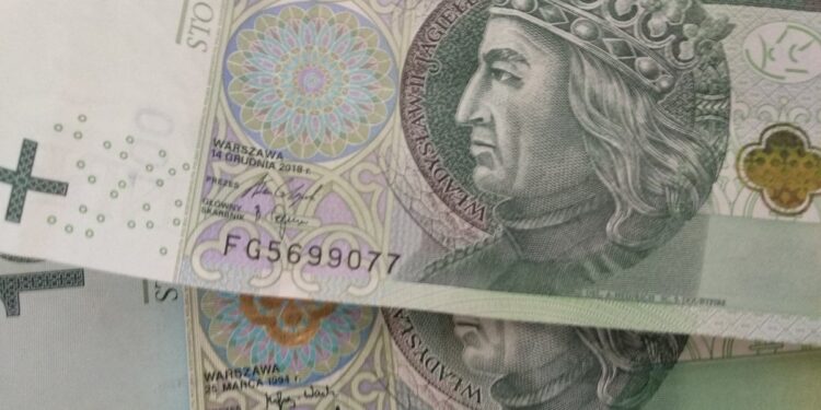 11.03.2022. Skarżysko-Kamienna. Fałszywe banknoty skonfiskowane przez policjantów / KPP w Skarżysku-Kamiennej