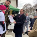 06.03.2022. Dobromierz w gminie Kluczewsko. Bieg Tropem Wilczym. Puchar i dyplom wręcza Puchar i dyplom wręcza minister Jan Józef Kasprzyk - szef Urzędu do Spraw Kombatantów i Osób Represjonowanych / Dionizy Krawczyński / Radio Kielce