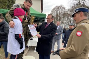 06.03.2022. Dobromierz w gminie Kluczewsko. Bieg Tropem Wilczym. Puchar i dyplom wręcza Puchar i dyplom wręcza minister Jan Józef Kasprzyk - szef Urzędu do Spraw Kombatantów i Osób Represjonowanych / Dionizy Krawczyński / Radio Kielce