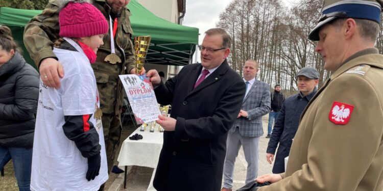 06.03.2022. Dobromierz w gminie Kluczewsko. Bieg Tropem Wilczym. Puchar i dyplom wręcza Puchar i dyplom wręcza minister Jan Józef Kasprzyk - szef Urzędu do Spraw Kombatantów i Osób Represjonowanych / Dionizy Krawczyński / Radio Kielce