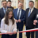 28.03.2022. Bałtów. Oficjalne otwarcie stołówki. Na zdjęciu (za uczennicą of lewej): Hubert Żądło - wójt gminy Bałtów, Henryk Cielebąk - radny rady gminy w Bałtowie, Kazimierz Mądzik - kurator oświaty, poseł Andrzej Kryj, Lidia Pastuszka - dyrektor szkoły w Bałtowie / Emilia Sitarska / Radio Kielce