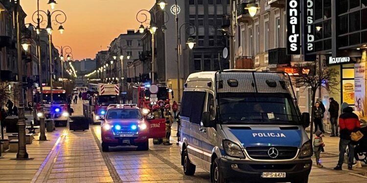 13.03.2022. Kielce, ulica Sienkiewicza. Interwencja służb w związku z alarmem pożarowym / Marek Cender / Radio Kielce