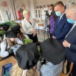 17.03.2022. Bolmin. Otwarcie Kuchennego Laboratorium. Na zdjęciu (od lewej): Małgorzata Markiewicz - dyrektor SP w Bolminie, Robert Jaworski - burmistrz Chęcin, poseł Krzysztof Lipiec oraz dzieci z SP w Bolminie / Paulina Michta / Radio Kielce