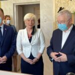 17.03.2022. Bolmin. Otwarcie Kuchennego Laboratorium. Na zdjęciu (od lewej): Robert Jaworski - burmistrz Chęcin, Małgorzata Markiewicz - dyrektor SP w Bolminie, poseł Krzysztof Lipiec / Paulina Michta / Radio Kielce