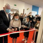 17.03.2022. Bolmin. Otwarcie Kuchennego Laboratorium. Na zdjęciu: poseł Krzysztof Lipiec oraz dzieci z SP w Bolminie / Paulina Michta / Radio Kielce