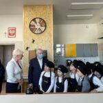 17.03.2022. Bolmin. Otwarcie Kuchennego Laboratorium. Na zdjęciu (od lewej): Robert Jaworski - burmistrz Chęcin, Małgorzata Markiewicz - dyrektor SP w Bolminie, poseł Krzysztof Lipiec oraz dzieci z SP w Bolminie / Paulina Michta / Radio Kielce