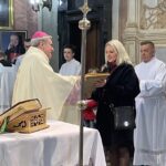 25.03.2022. Szewna. Na zdjęciu: bp sandomierski Krzysztof Nitkiewicz wręcza Dorocie Buczyńskiej dyplom nadania tytułu Protector Vitae / Emilia Sitarska / Radio Kielce