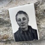 23.03.2022. Kielce. Nowe sylwetki więźniów na Murze Pamięci Ośrodka Myśli Patriotycznej i Obywatelskiej na ulicy Zamkowej / Wiktor Taszłow / Radio Kielce