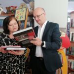 28.03.2022. Chmielnik. Przekazanie książek dla bibliotek. Na zdjęciu: Ewa Wawrzyk - kierownik Biblioteki Publicznej Miasta i Gminy Chmielnik i Piotr Wawrzyk - wiceminister spraw zagranicznych, poseł Prawa i Sprawiedliwości / Marta Gajda-Kruk / Radio Kielce