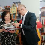 28.03.2022. Chmielnik. Przekazanie książek dla bibliotek. Na zdjęciu: Ewa Wawrzyk - kierownik Biblioteki Publicznej Miasta i Gminy Chmielnik i Piotr Wawrzyk - wiceminister spraw zagranicznych, poseł Prawa i Sprawiedliwości / Marta Gajda-Kruk / Radio Kielce