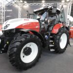 18.03.2022. Targi Kielce. Najciekawszy sprzęt wyróżniony Złotymi Medalami Targów Kielce na wystawie AGROTECH 2022. Na zdjęciu: ciągnik Steyr Absolut 6240 CVT / Jarosław Kubalski / Radio Kielce