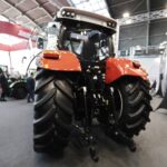 18.03.2022. Targi Kielce. Najciekawszy sprzęt wyróżniony Złotymi Medalami Targów Kielce na wystawie AGROTECH 2022. Na zdjęciu: ciągnik Steyr Absolut 6240 CVT / Jarosław Kubalski / Radio Kielce