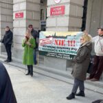 03.03.2022. Kielce. Protest w sprawie Karczówki przed kieleckim urzędem miasta. Na zdjęciu (z mikrofonem): radna Joanna Winiarska / Wiktor Taszłow / Radio Kielce