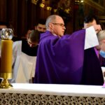 02.03.2022. Sandomierz. Bazylika katedralna. Środa popielcowa. Msza święta. Na zdjęciu (od lewej): ks. Rafał Kułaga - rektor Wyższego Seminarium Duchownego w Sandomierzu, Krzysztof Nitkiewicz - biskup sandomierski / ks. Grzegorz Słodkowski