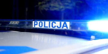 Auto w rowie. Kierowca nieprzytomny