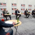 06.03.2020. Studio Polityczne Radia Kielce. Na zdjęciu (od lewej): Michał Kita - Radio Kielce, Mirosław Gębski - PiS, Lucjan Pietrzczyk - PO KO, Dawid Lewicki - Konfederacja Partia KORWiN, Andrzej Szejna - Nowa Lewica, Czesław Siekierski - PSL KP / Kamil Król / Radio Kielce