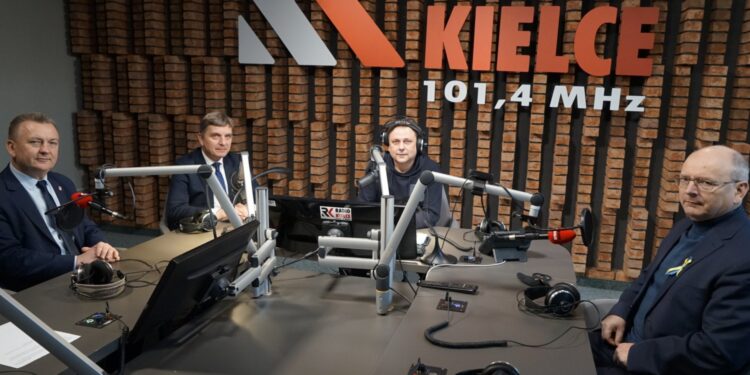 09.03.2022 Radio Kielce. Punkty Widzenia. Na zdjęciu (od lewej): Robert Jaworski - burmistrz Chęcin, Andrzej Prus - przewodniczący sejmiku województwa, Robert Szumielewicz - Radio Kielce i Krzysztof Obratański - burmistrz końskich / Dionizy Krawczyński / Radio Kielce