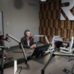 25.03.2022. Kielce. Sportowa debata Radia Kielce. Na zdjęciu (od lewej): Damian Wysocki - Radio eM Kielce, Łukasz Jabłoński - prezes Korony Kielce, Rafał Szymczyk - Radio Kielce / Sebastian Kalwat / Radio Kielce