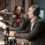25.03.2022. Kielce. Sportowa debata Radia Kielce. Na zdjęciu (od lewej): Damian Wysocki - Radio eM Kielce, Łukasz Jabłoński - prezes Korony Kielce / Sebastian Kalwat / Radio Kielce