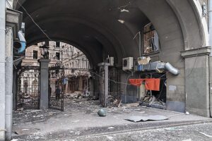Charków. Zniszczenia po bombardowaniu / SERGEY KOZLOV / PAP/EPA