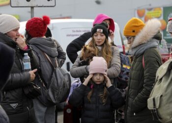 03.03.2022. Ukraińscy uchodźcy czekają na transport po przekroczeniu granicy Szehyni-Medyka w Medyce / PAP/EPA/MIGUEL A. LOPES