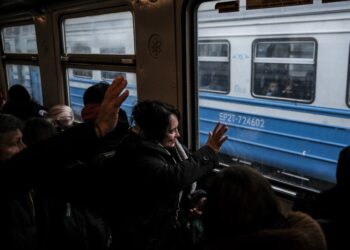 04.03.2022. Kobieta macha do dzieci jadących pociągiem ze Lwowa na Ukrainie do Przemyśla w Polsce / PAP/EPA/MIGUEL A. LOPES