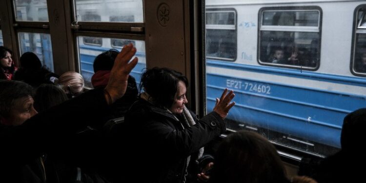 04.03.2022. Kobieta macha do dzieci jadących pociągiem ze Lwowa na Ukrainie do Przemyśla w Polsce / PAP/EPA/MIGUEL A. LOPES