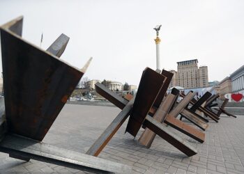 12.03.2022. Ukraina. Kijów. „Jeże przeciwczołgowe” w centrum Kijowa / ZURAB KURTSIKIDZE / PAP/EPA