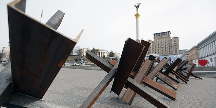 12.03.2022. Ukraina. Kijów. „Jeże przeciwczołgowe” w centrum Kijowa / ZURAB KURTSIKIDZE / PAP/EPA