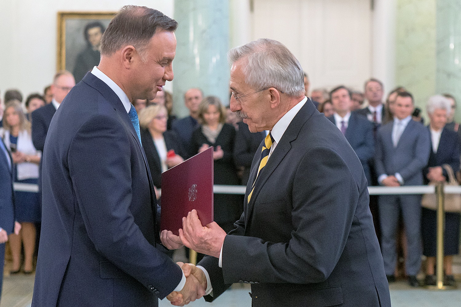 Uroczystość wręczenia nominacji profesorskich w Pałacu Prezydenckim. Na zdjęciu: prezydent RP Andrzej Duda oraz profesor nauk medycznych Stanisław Góźdź, dyrektor Świętokrzyskiego Centrum Onkologii w Kielcach / Eliza Radzikowska-Białobrzewska / Kancelaria Prezydenta RP