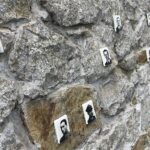 23.03.2022. Kielce. Nowe sylwetki więźniów na Murze Pamięci Ośrodka Myśli Patriotycznej i Obywatelskiej na ulicy Zamkowej / Wiktor Taszłow / Radio Kielce