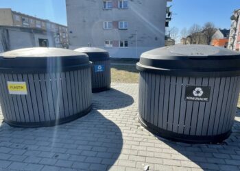 Ożarów. Monitoring podziemnych pojemników na śmieci / Emilia Sitarska / Radio Kielce