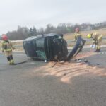 08.03.2022. Wodzisław. Dachowanie na S7 / KPP Jędrzejów