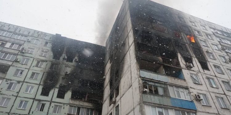 04.03.2022. Mariupol, Ukraina. Budynek mieszkalny po ataku / NEXTA/Twitter