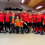 02.03.2022. Kielce. Dominik Kania oraz dwaj ukraińscy bracia Vlad i Illia spotkali się z piłkarzami Korony / Korona Kielce