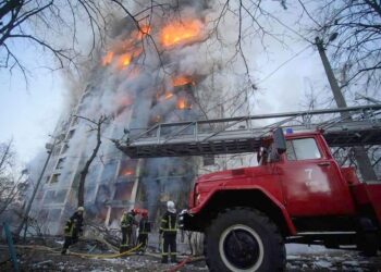 15.03.2022. Kijów, Ukraina. Strażacy gaszą pożar w budynku mieszkalnym po rosyjskim ostrzale / Ukrinform/Twitter