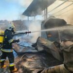 22.03.2022. Szydłów. Pożar magazynu i chłodni / KW PSP