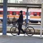 17.03.2022. Kielce, dworzec PKP. Awaria systemu sterowania, podróżni w oczekiwaniu na pociągi / Jarosław Kubalski / Radio Kielce