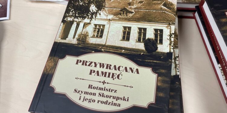 Książka „Przywracana pamięć. Rotmistrz Szymon Skorupski i jego rodzina” / Emilia Sitarska / Radio Kielce