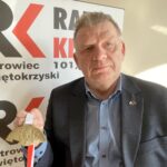 04.03.2022. Ostrowiec Św. Na zdjęciu: senator Jarosław Rusiecki z medalem Biegu Tropem Wilczym / Emilia Sitarska / Radio Kielce