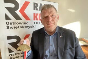 04.03.2022. Ostrowiec Św. Na zdjęciu: senator Jarosław Rusiecki z medalem Biegu Tropem Wilczym / Emilia Sitarska / Radio Kielce