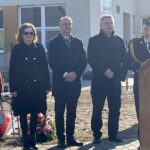 19.03.2022. Suchedniów. Odsłonięcie  pomnika płk. Łukasza Cieplińskiego „Pług”. Na zdjęciu (od lewej): Maria Zuba - doradca wojewody, poseł Agata Wojtyszek, Piotr Wawrzyk - wiceminister spraw zagranicznych, senator Jarosław Rusiecki, Sławomir Florczak - dyrektor Szkoły Korpusu Kadetów, Daniel Woś - komendant XXIX Marszu Powstańców Styczniowych / Anna Głąb / Radio Kielce