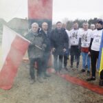 06.03.2022. Tokarnia. Bieg Tropem Wilczym. Na zdjęciu (w środku): Andrzej Bętkowski - marszałek województwa świętokrzyskiego, Piotr Wawrzyk - wiceminister spraw zagranicznych i Jarosław Karyś - przewodniczący Rady Miasta Kielce / Jarosław Kubalski / Radio Kielce