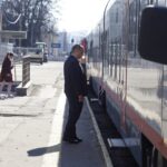 17.03.2022. Kielce, dworzec PKP. Awaria systemu sterowania, podróżni w oczekiwaniu na pociągi / Jarosław Kubalski / Radio Kielce