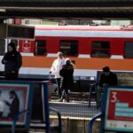 17.03.2022. Kielce, dworzec PKP. Awaria systemu sterowania, podróżni w oczekiwaniu na pociągi / Jarosław Kubalski / Radio Kielce