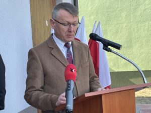 13.03.2022. Osiny. Przekazanie do użytku nowego wozu strażackiego i wyremontowanej remizy. Na zdjęciu: Mirosław Seweryn - wójt gminy Mirzec / Anna Głąb / Radio Kielce