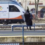 17.03.2022. Kielce, dworzec PKP. Awaria systemu sterowania, podróżni w oczekiwaniu na pociągi / Jarosław Kubalski / Radio Kielce