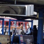 17.03.2022. Kielce, dworzec PKP. Awaria systemu sterowania, podróżni w oczekiwaniu na pociągi / Jarosław Kubalski / Radio Kielce