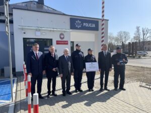 25.03.2022. Mirzec. Otwarcie nowej siedziby posterunki policji. Na zdjęciu (od lewej): przewodniczący rady gminy w Mircu Jan Zawisza, wojewoda Zbigniew Koniusz, poseł Krzysztof Lipiec, komendant powiatowy policji w Starachowicach Paweł Szczepaniak, zastępca komendanta wojewódzkiego policji w Kielcach insp. dr Agata Malasińska-Nagórny, wójt Mirosław Seweryn, kierownik posterunku policji w Mircu asp. szt. Ryszard Błach / Anna Głąb / Radio Kielce