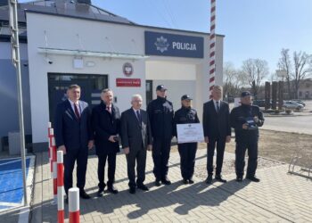 25.03.2022. Mirzec. Otwarcie nowej siedziby posterunki policji. Na zdjęciu (od lewej): przewodniczący rady gminy w Mircu Jan Zawisza, wojewoda Zbigniew Koniusz, poseł Krzysztof Lipiec, komendant powiatowy policji w Starachowicach Paweł Szczepaniak, zastępca komendanta wojewódzkiego policji w Kielcach insp. dr Agata Malasińska-Nagórny, wójt Mirosław Seweryn, kierownik posterunku policji w Mircu asp. szt. Ryszard Błach / Anna Głąb / Radio Kielce